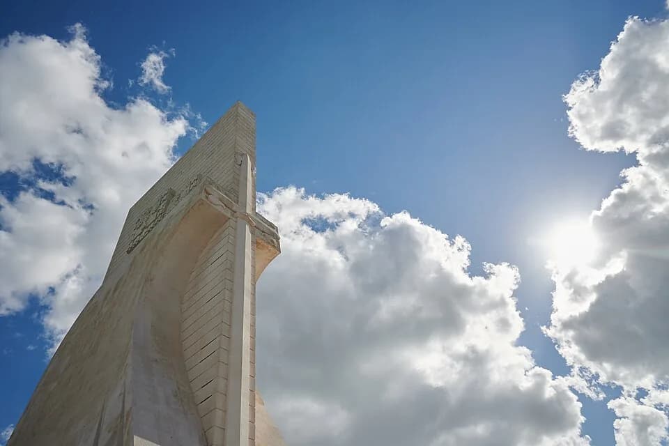 Side view of Padrão dos Descobrimentos beside the Tagus River
