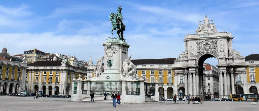 Praça do Comércio with the equestrian statue and Rua Augusta Arch